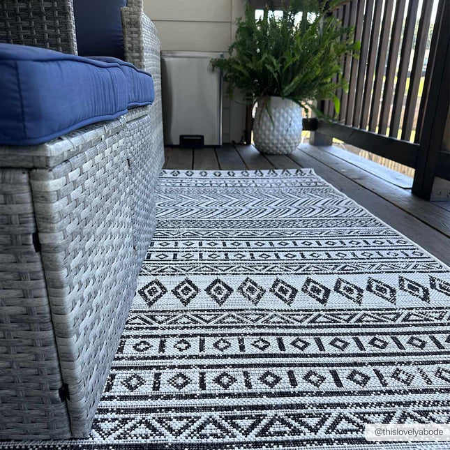 Imboden Black&White Outdoor Rug Rugs TriadCommerceInc 6'7" x 9' Rectangle